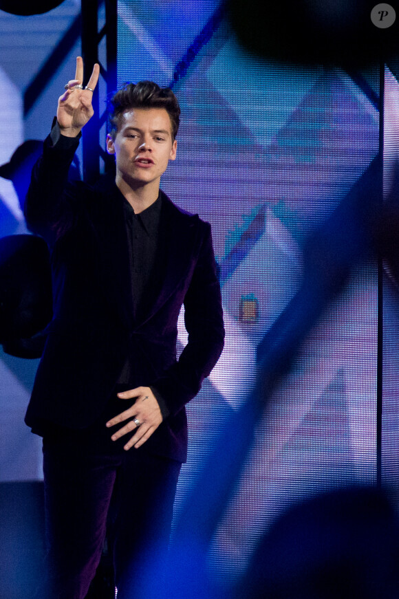 Harry Styles chante lors de l'émission X-Factor à Milan, Italie, le 9 novembre 2017.