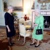 La reine Elizabeth II d'Angleterre en audience avec le lieutenant gouverneur de l'île Prince Edward, Antoinette Perry, au palais de Buckingham à Londres, le 15 mars 2018