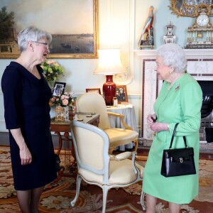 La reine Elizabeth II d'Angleterre en audience avec le lieutenant gouverneur de l'île Prince Edward, Antoinette Perry, au palais de Buckingham à Londres, le 15 mars 2018