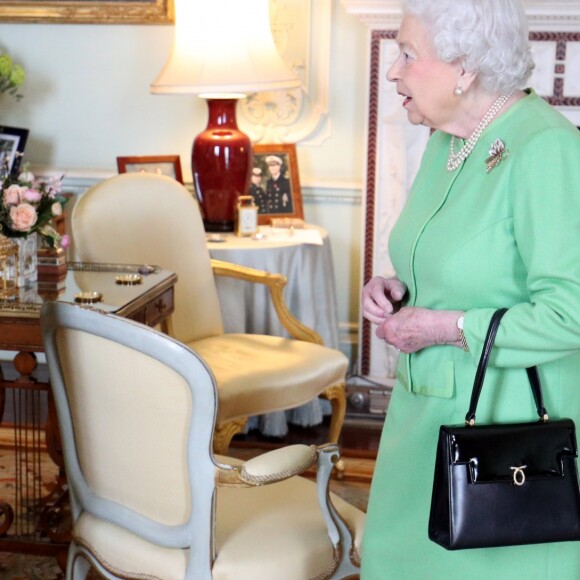 La reine Elizabeth II d'Angleterre en audience avec le lieutenant gouverneur de l'île Prince Edward, Antoinette Perry, au palais de Buckingham à Londres, le 15 mars 2018