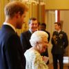 La reine Elizabeth II et le Prince Harry assistent à la réception des Young Leaders Awards au palais de Buckingham le 29 juin 2017