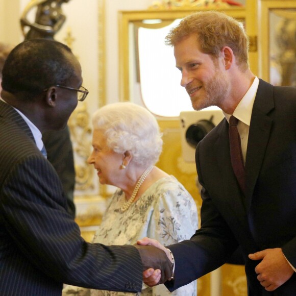 La reine Elizabeth II et le Prince Harry assistent à la réception des Young Leaders Awards au palais de Buckingham le 29 juin 2017