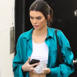 Kendall Jenner à la sortie d'un studio après une tournage pour "Keeping Up with the Kardashians" à Los Angeles, le 12 mars 2018. Elle porte un crop top blanc et une jean troué.  Los Angeles, CA - LOS ANGELES, CA - kendall jenner leaving the studio after filming for Keeping Up with the Kardashians on March 12th 201812/03/2018 - Los Angeles