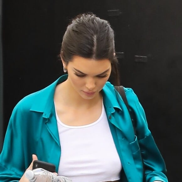 Kendall Jenner à la sortie d'un studio après une tournage pour "Keeping Up with the Kardashians" à Los Angeles, le 12 mars 2018. Elle porte un crop top blanc et une jean troué.  Los Angeles, CA - LOS ANGELES, CA - kendall jenner leaving the studio after filming for Keeping Up with the Kardashians on March 12th 201812/03/2018 - Los Angeles