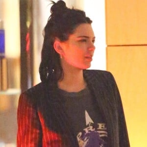 Exclusif - Kendall Jenner sort de l'hôtel Waldorf Astoria à Beverly Hills le 12 mars 2018.  Exclusive - Germany call for price - Supermodel Kendall Jenner is seen leaving the Waldorf Astoria Hotel in Beverly Hills. She tones down a striped blazer in a band tee and gray pants. Kendall arrived 4 hours earlier with rumored beau Blake Griffin for a quiet evening out after her sister's baby shower the day before in Beverly Hills March 12, 2018.12/03/2018 - Beverly Hills