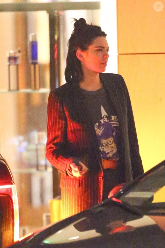 Exclusif - Kendall Jenner sort de l'hôtel Waldorf Astoria à Beverly Hills le 12 mars 2018.  Exclusive - Germany call for price - Supermodel Kendall Jenner is seen leaving the Waldorf Astoria Hotel in Beverly Hills. She tones down a striped blazer in a band tee and gray pants. Kendall arrived 4 hours earlier with rumored beau Blake Griffin for a quiet evening out after her sister's baby shower the day before in Beverly Hills March 12, 2018.12/03/2018 - Beverly Hills
