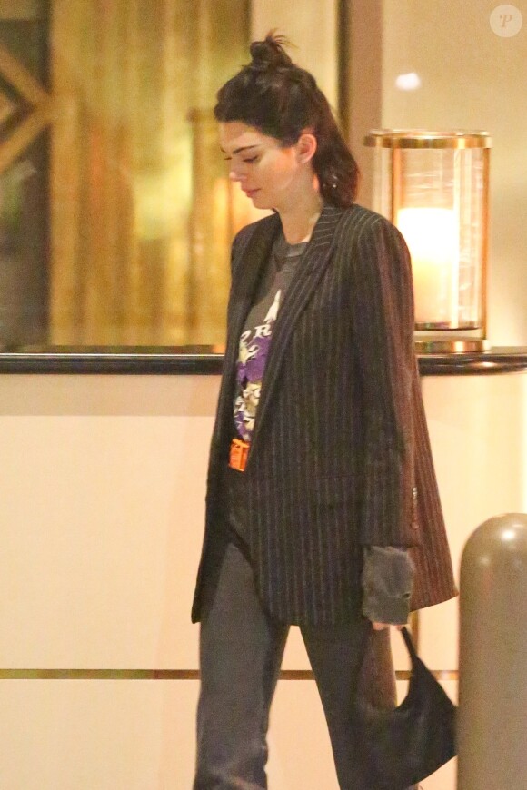 Exclusif - Kendall Jenner sort de l'hôtel Waldorf Astoria à Beverly Hills le 12 mars 2018. Exclusive - Germany call for price - Supermodel Kendall Jenner is seen leaving the Waldorf Astoria Hotel in Beverly Hills. She tones down a striped blazer in a band tee and gray pants. Kendall arrived 4 hours earlier with rumored beau Blake Griffin for a quiet evening out after her sister's baby shower the day before in Beverly Hills March 12, 2018.12/03/2018 - Beverly Hills