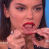 Kendall Jenner dévoile son tatouage "Meow" à l'intérieur de la lèvre sur le plateau de l'émission d'Ellen DeGeneres le 15 mars 2018