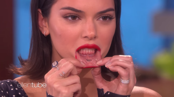 Kendall Jenner dévoile son tatouage "Meow" à l'intérieur de la lèvre sur le plateau de l'émission d'Ellen DeGeneres le 15 mars 2018