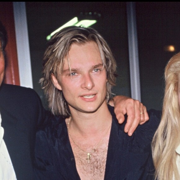 David Hallyday entouré de ses parents, Johnny Hallyday et Sylvie Vartan, le soir de sa première le 9 mars 1991 à Paris.