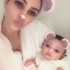 Kim Kardashian présente sa fille Chicago, née par mère porteuse le 15 janvier 2018.