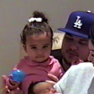 Rob Kardashian avec sa fille Dream et Kylie Jenner avec sa nièce Chicago West. Kim Kardashian les prend en photo. Janvier 2018.