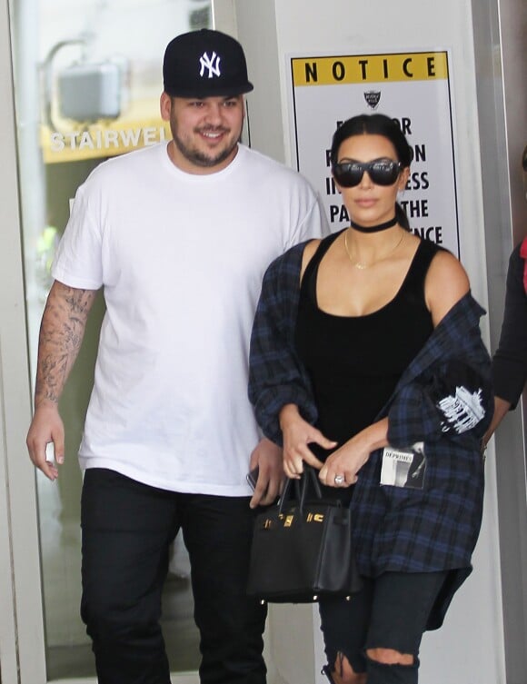 Kim Kardashian et son frère Rob Kardashian à Beverly Hills, le 26 avril 2016
