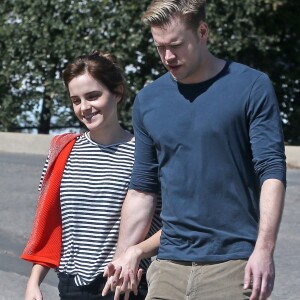 Exclusif - Emma Watson et son nouveau compagnon Chord Overstreet se promènent à Los Angeles, le 8 mars 2018.