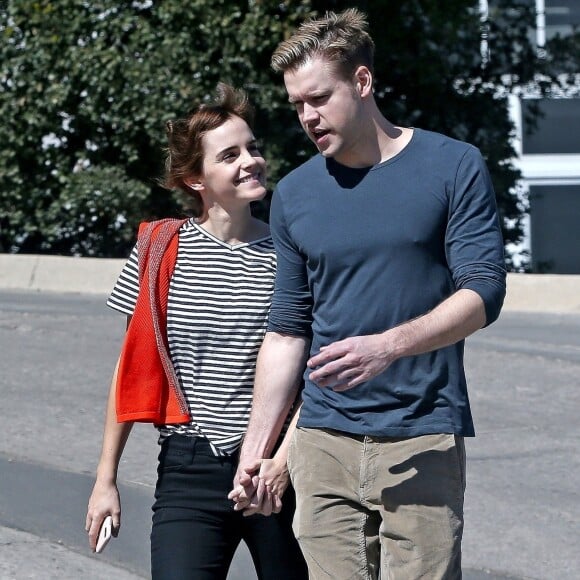 Exclusif - Emma Watson et son nouveau compagnon Chord Overstreet se promènent à Los Angeles, le 8 mars 2018.