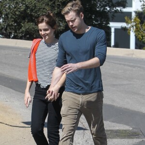 Exclusif - Emma Watson et son nouveau compagnon Chord Overstreet se promènent à Los Angeles, le 8 mars 2018.