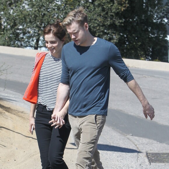 Exclusif - Emma Watson et son nouveau compagnon Chord Overstreet se promènent à Los Angeles, le 8 mars 2018.