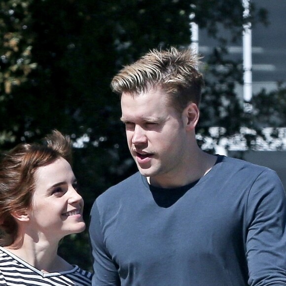 Exclusif - Emma Watson et son nouveau compagnon Chord Overstreet se promènent à Los Angeles, le 8 mars 2018.