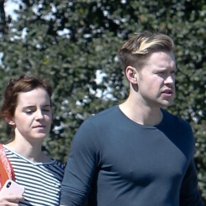Exclusif - Emma Watson et son nouveau compagnon Chord Overstreet se promènent à Los Angeles, le 8 mars 2018.