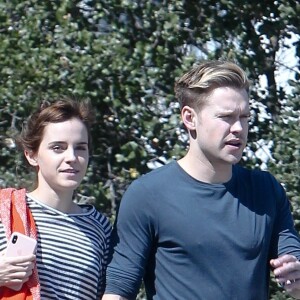 Exclusif - Emma Watson et son nouveau compagnon Chord Overstreet se promènent à Los Angeles, le 8 mars 2018.