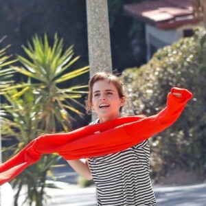 Exclusif - Emma Watson et son nouveau compagnon Chord Overstreet se promènent à Los Angeles, le 8 mars 2018.