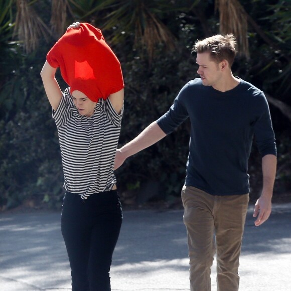 Exclusif - Emma Watson et son nouveau compagnon Chord Overstreet se promènent à Los Angeles, le 8 mars 2018.