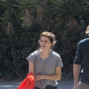 Exclusif - Emma Watson et son nouveau compagnon Chord Overstreet se promènent à Los Angeles, le 8 mars 2018.