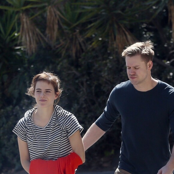 Exclusif - Emma Watson et son nouveau compagnon Chord Overstreet se promènent à Los Angeles, le 8 mars 2018.