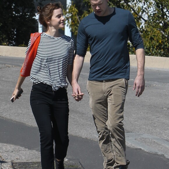 Exclusif - Emma Watson et son nouveau compagnon Chord Overstreet se promènent à Los Angeles, le 8 mars 2018.