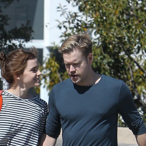 Exclusif - Emma Watson et son nouveau compagnon Chord Overstreet se promènent à Los Angeles, le 8 mars 2018.