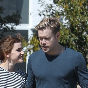 Exclusif - Emma Watson et son nouveau compagnon Chord Overstreet se promènent à Los Angeles, le 8 mars 2018.