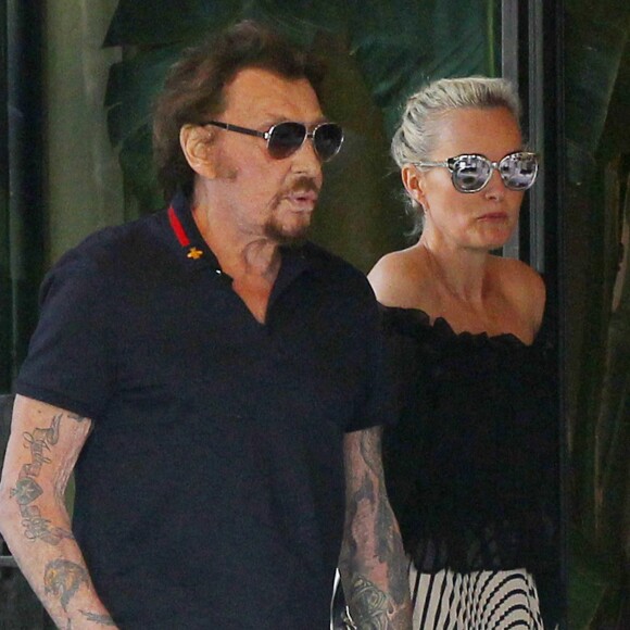 Johnny Hallyday avec sa femme Laeticia, leurs enfants Jade et Joy, Elyette (la grand-mère de Laeticia), Françoise Thibaud (la mère de Laeticia) avec son compagnon Pierre et leurs amis, vont déjeuner au restaurant "Cecconi's" à West Hollywood, pour célébrer leur anniversaire de mariage.
