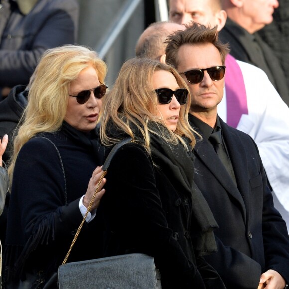 Sylvie Vartan, Laura Smet, David Hallyday - Sorties de l'église de la Madeleine après les obsèques de Johnny Hallyday à Paris le 9 décembre 2017. © Veeren / Bestimage