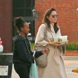 Exclusif - Angelina Jolie fait du shopping avec ses filles Vivienne et Zahara à Studio City le 11 mars 2018
