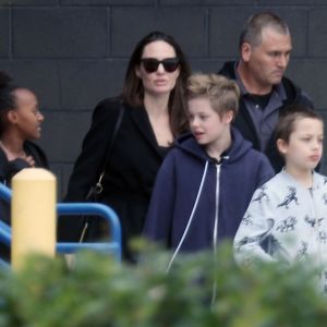 Exclusif - Angelina Jolie a emmené ses enfants Shiloh, Zahara, Vivienne et Knox au cinéma dans le quartier de North Hollywood à Los Angeles, le 18 mars 2018 