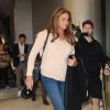 Caitlyn Jenner et Sophia Hutchins arrivent à l'aéroport de Los Angeles. Le 9 mars 2018