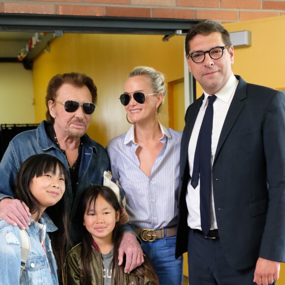 Exclusif - Johnny Hallyday, sa femme Laeticia et leurs filles Jade et Joy, et le consul général de France à Los Angeles Christophe Lemoine au bureau de vote de Los Angeles pour les élections présidentielles françaises de 2017. Le 6 mai 2017 © Chris Delmas / Bestimage