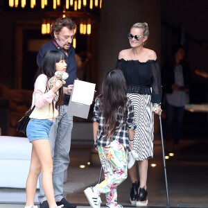 Exclusif - Johnny Hallyday avec sa femme Laeticia et leurs enfants Jade et Joy sont allés dans un magasin de meubles (Restauration Hardware) sur Melrose. Johnny est ensuite ressorti sur le trottoir, accompagné de ses deux filles pour examiner un tissu à la lumière du jour. Los Angeles, le 25 mars 2017.