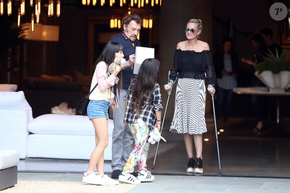 Exclusif - Johnny Hallyday avec sa femme Laeticia et leurs enfants Jade et Joy sont allés dans un magasin de meubles (Restauration Hardware) sur Melrose. Johnny est ensuite ressorti sur le trottoir, accompagné de ses deux filles pour examiner un tissu à la lumière du jour. Los Angeles, le 25 mars 2017.