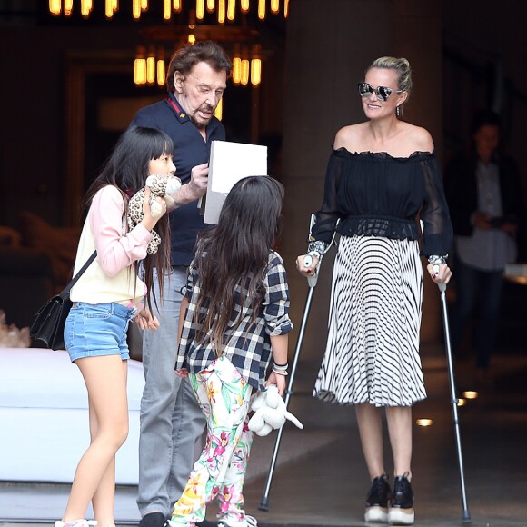 Exclusif - Johnny Hallyday avec sa femme Laeticia et leurs enfants Jade et Joy sont allés dans un magasin de meubles (Restauration Hardware) sur Melrose. Johnny est ensuite ressorti sur le trottoir, accompagné de ses deux filles pour examiner un tissu à la lumière du jour. Los Angeles, le 25 mars 2017.