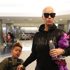 Amber Rose et son fils Sebastian arrivent à l'aéroport de Los Angeles, le 19 octobre 2017.