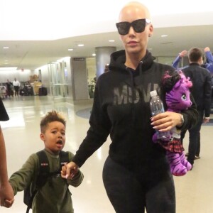 Amber Rose arrive avec son fils Sebastian à l'aéroport de Los Angeles, le 19 octobre 2017