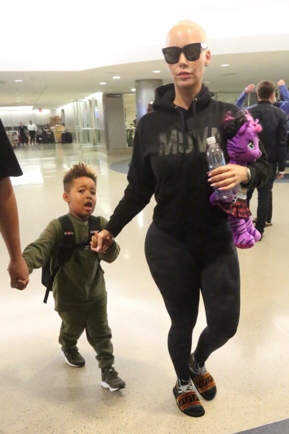 Amber Rose arrive avec son fils Sebastian à l'aéroport de Los Angeles, le 19 octobre 2017