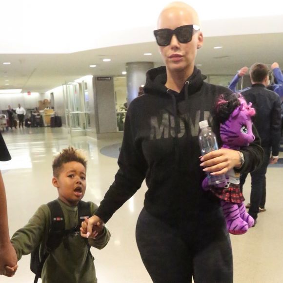 Amber Rose arrive avec son fils Sebastian à l'aéroport de Los Angeles, le 19 octobre 2017