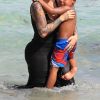 Amber Rose se relaxe sur la plage avec son fils Sébastien à Miami le 18 août 2017.