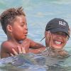 Amber Rose se relaxe sur la plage avec son fils Sébastien à Miami le 18 août 2017.