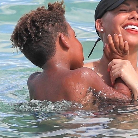 Amber Rose se relaxe sur la plage avec son fils Sébastien à Miami le 18 août 2017.