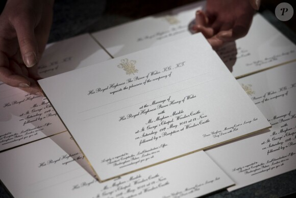 Le palais de Kensington a diffusé le 22 mars 2018 des images des invitations réalisées pour le mariage du prince Harry et de Meghan Markle par Lottie Small à l'atelier Barnard and Westwood à Londres.