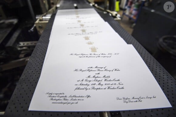 Le palais de Kensington a diffusé le 22 mars 2018 des images des invitations réalisées pour le mariage du prince Harry et de Meghan Markle par Lottie Small à l'atelier Barnard and Westwood à Londres.
