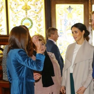 Le prince Harry et Meghan Markle visitent le Crown Liquor Saloon, un pub emblématique à la physionomie victorienne, le 23 mars 2018 lors de leur visite à Belfast. Ils y ont déjeuné (irish stew pour elle, saucisse pour lui) avant de poursuivre leur programme.